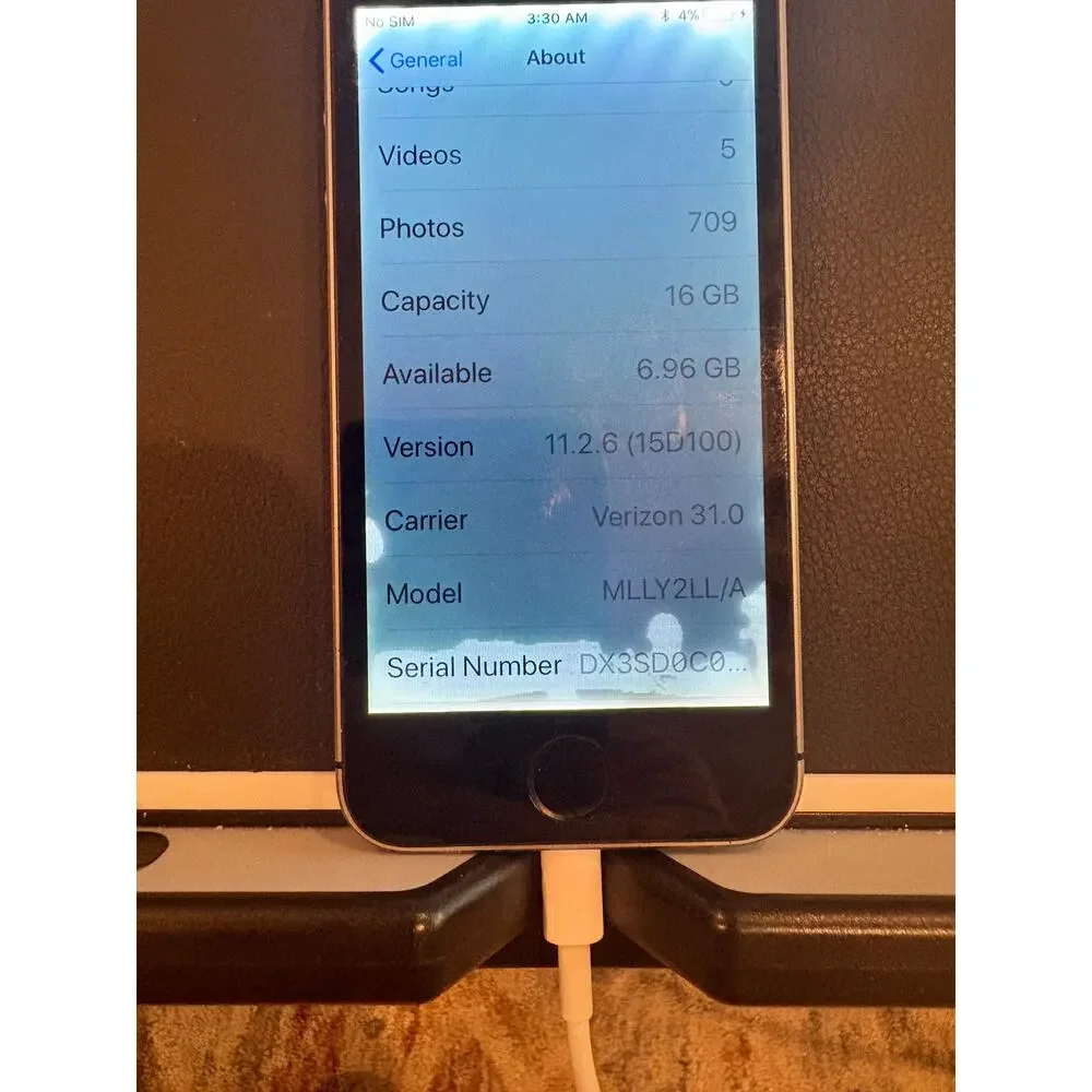 Apple iPhone SE A1662 16GB Verizon For Parts Cracked Screen